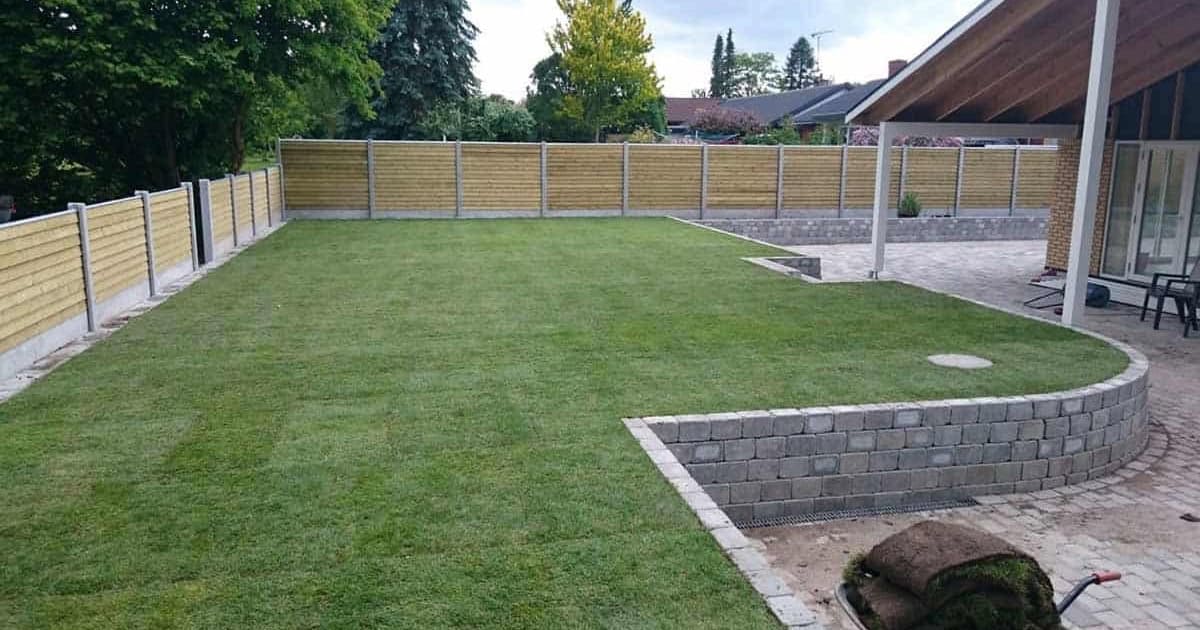 Hegn i træ i en stor grøn have