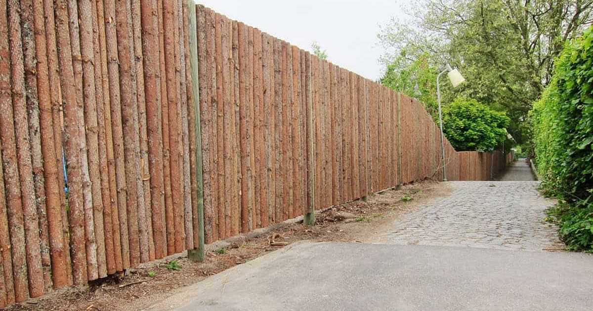 Hegn i træ opsat af et tømrerfirma