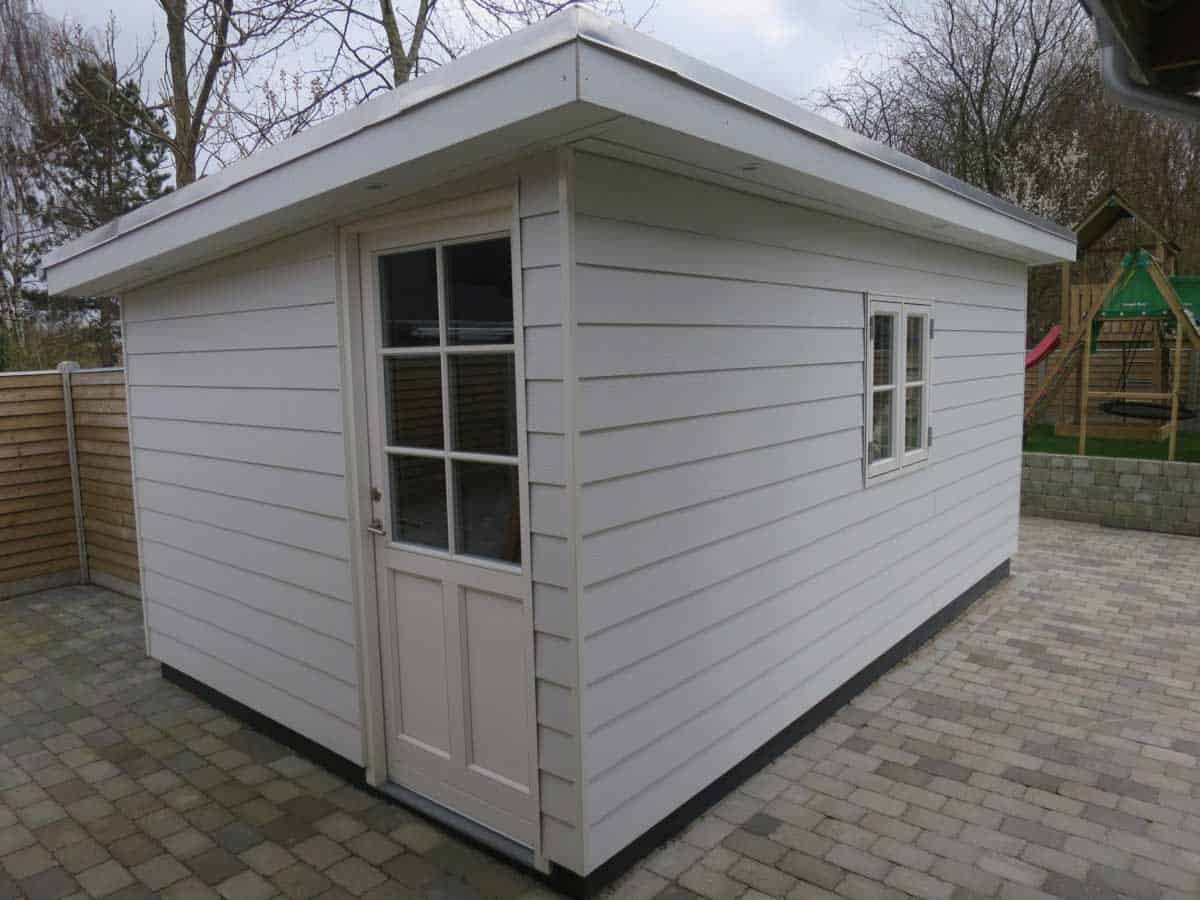 Hvidt udhus som er bygget af et professionelt tømrerfirma