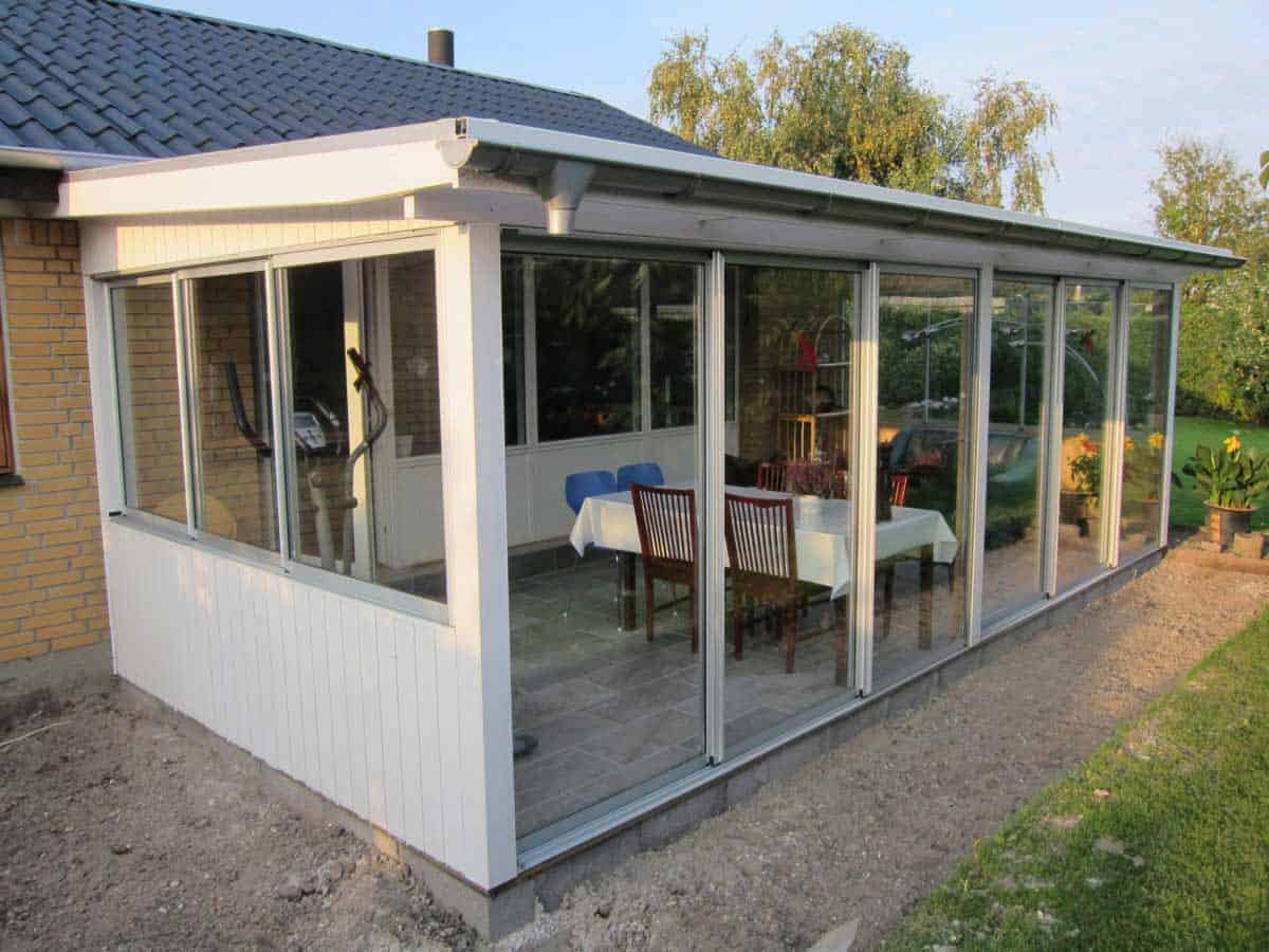 Udhus opført af Tømrer- og snedkermester Martin Friis i hvidmalet træ